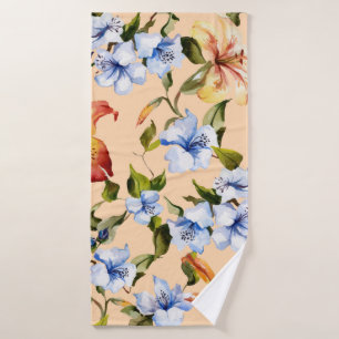 Mooie tijgerleugens en kleine blauwe bloemen op he badhanddoek