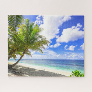 Mooie tropische eilandstrand met palmbomen legpuzzel
