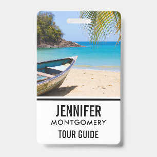Mooie tropische strand met een roeiboot badge