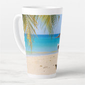 Mooie Tropische strand met een roeiboot Latte Mok (Linkerhoek)