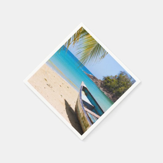 Mooie Tropische strand met een roeiboot Servet (Hoek)