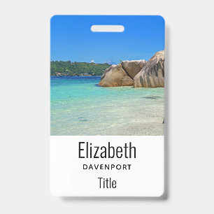 Mooie tropische zee met een rotsachtig strand badge