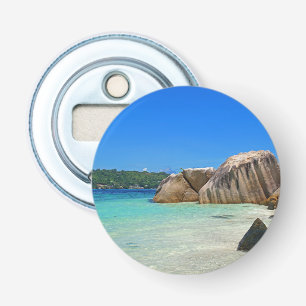 Mooie tropische zee met een rotsachtig strand button flesopener