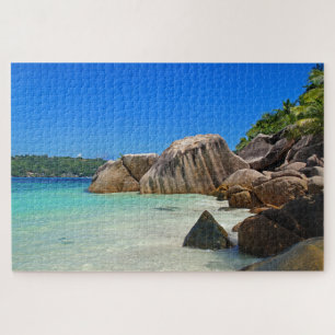 Mooie tropische zee met een rotsachtig strand legpuzzel