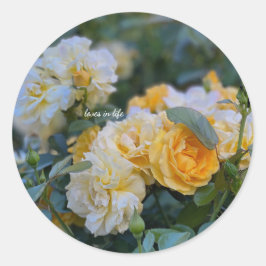 Mooie trossen van gele rozen ronde sticker