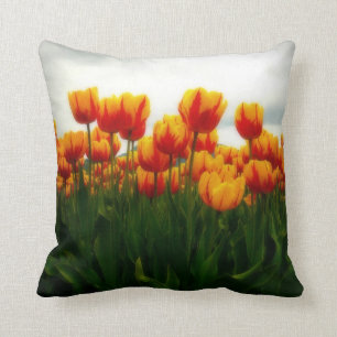 Mooie tulpen in bloemenveld kussen