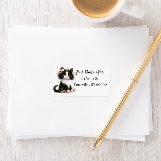 Mooie Tuxedo Kitten met Bloemen Etiket (Insitu)