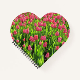 Mooie veld met roze tulpen notitieboek