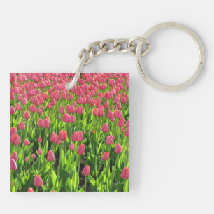Mooie veld met roze tulpen sleutelhanger