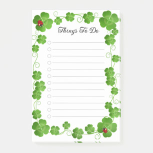 Mooie vierbladige klavers en lieveheersbeestjes in post-it® notes