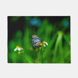 Mooie vlinder op een bloem deurmat