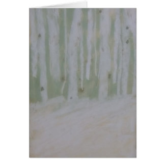 Mooie vogels op de sneeuwzachte bosgrond