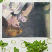 Mooie vrouw die bloemen geur ruikt (Reverie) Theedoek (Gevouwen)