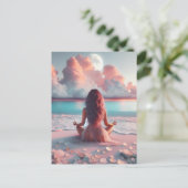 Mooie vrouw die mediteert op strandlaken briefkaart (Staand voorkant)