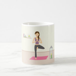 Mooie vrouw die yoga doet in een gedecoreerde kame koffiemok