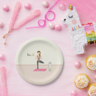Mooie vrouw die Yoga doet in een gedecormeerde kam Papieren Bordje