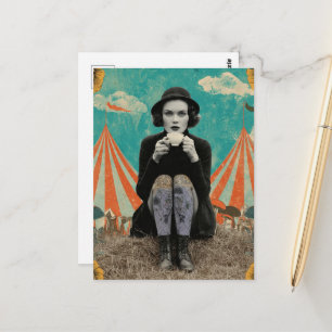 Mooie vrouw drinkt thee bij het circus briefkaart
