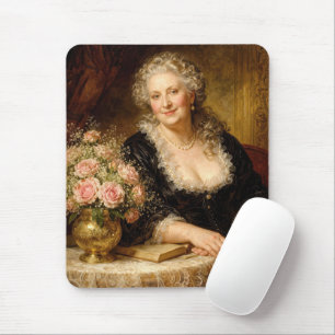 Mooie vrouw geposeerd met rozenboeket muismat