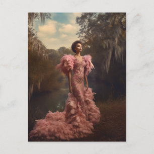 Mooie vrouw in een roze, gevesdroogde dress briefkaart