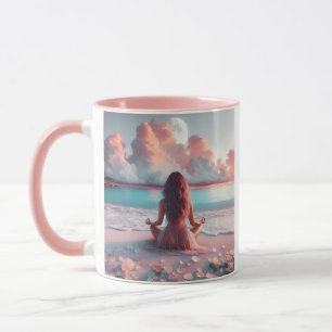 Mooie vrouw mediteren op strand blanco mok