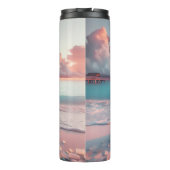 Mooie vrouw mediteren op strand blanco thermosbeker (Achterkant)