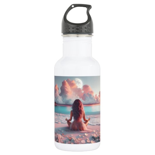Mooie vrouw mediteren op strand blanco waterfles  (Voorkant)