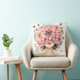 Mooie vrouw met reusachtige roze rozen en vlinder kussen