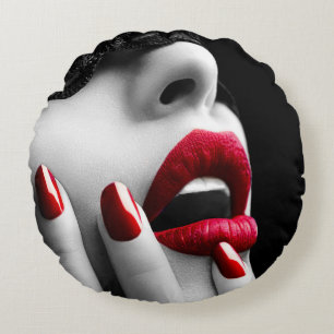 Mooie vrouw met zwart masker rond kussen