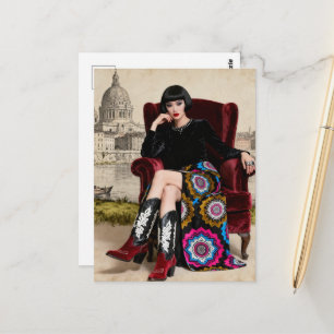 Mooie vrouw zit in een rode stoel briefkaart