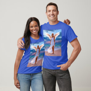 Mooie vrouwen met engelenvleugels op een strand t-shirt