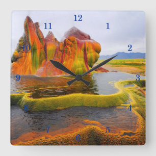 Mooie wandklok in de buitenwand vierkante klok