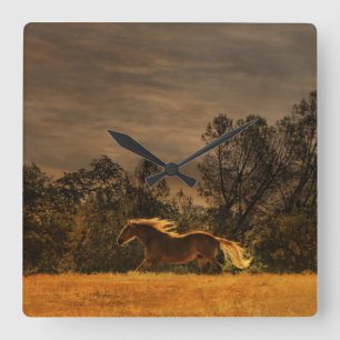 Mooie wandklok met een paardenbrein vierkante klok