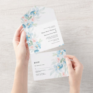 Mooie waterverf blozende rozen en blauwe bloemen all in one uitnodiging