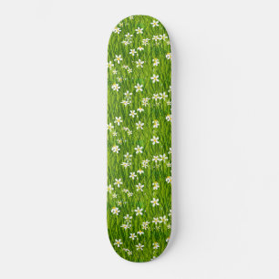 Mooie witte bloemen en groene bladeren skateboard