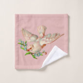 mooie witte duif met kraag in zijn mond bad handdoek (Wasdoekje)