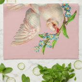 mooie witte duif met kraag in zijn mond theedoek (Gevouwen)