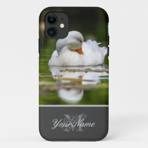Mooie witte eend zwemt op een tuinvijver. iPhone 11 hoesje