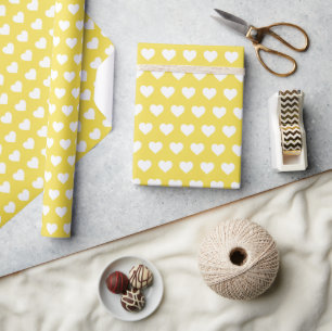 Mooie witte hartenpatroon verlichtend geel cadeaupapier