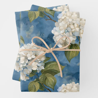 Mooie witte hortensia op blauw inpakpapier vel