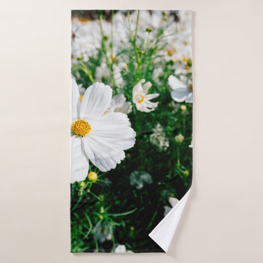 Mooie witte kosmos bloemen bloeien in tuinschildpa badhanddoek (Badhanddoek)