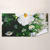 Mooie witte kosmos bloemen bloeien in tuinschildpa badhanddoek (Badhanddoek)