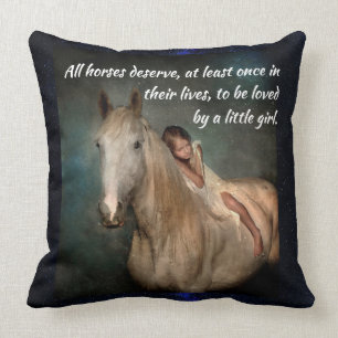Mooie witte paarden en klein meisje kussen