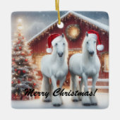 Mooie witte paarden met een kerstmuts keramisch ornament (Voorkant)