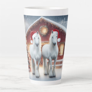 Mooie witte paarden met een kerstmuts latte mok