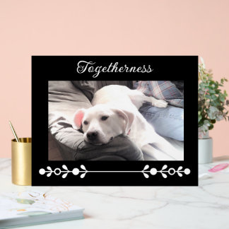 Mooie witte puppyhond foto zwart decoratief frame acryl bord