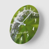 Mooie witte wilde bloem in bloei gepersonaliseerd ronde klok (Hoek)