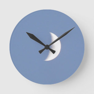 Mooie wringende maan bij daglicht ronde klok