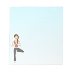 Mooie yogameisje dat de treepose-illustratie doet notitieblok