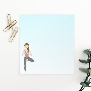 Mooie yogameisje dat de treepose-illustratie doet notitieblok