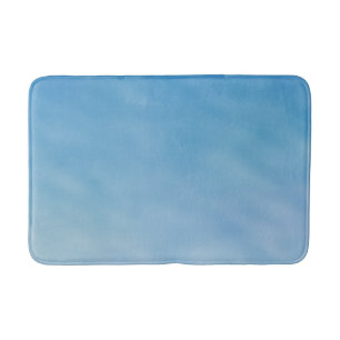 Mooie zachte blauwe lucht met dromerige wolken badmat